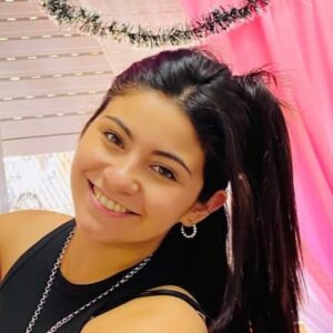 Ro, especialista en manicuría y dueña de Tus Manos Hablan, en su salón de uñas en Lanús Oeste